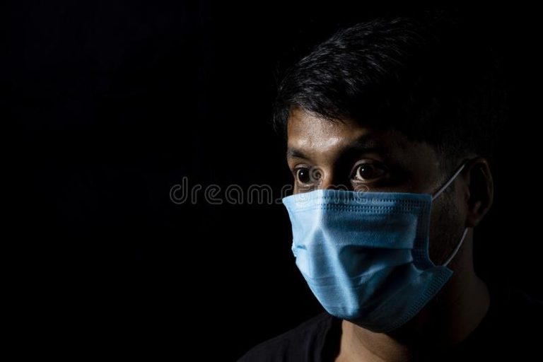 masque-de-nez-face-cachée-d-un-homme-indien-asiatique-avec-chirurgical-sur-fond-noir-214966231