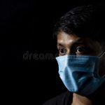 masque-de-nez-face-cachée-d-un-homme-indien-asiatique-avec-chirurgical-sur-fond-noir-214966231